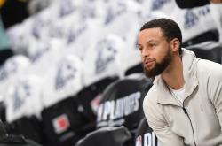 库里回归赛场，绝杀首场状态亮眼，勇士观众沸腾！的简单介绍