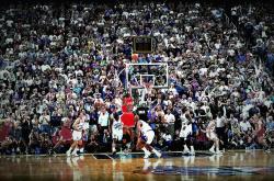 库里在巴黎圣日耳曼比赛中绝杀，突破纪录引发热议！的简单介绍