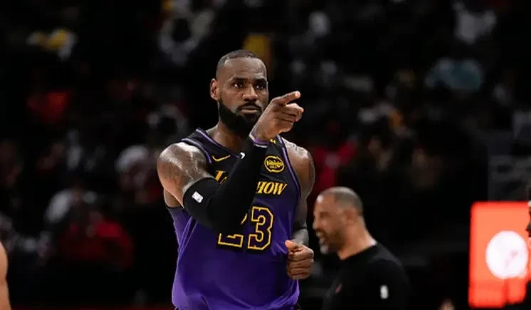 詹姆斯在湖人比赛中重返赛场，最后时刻胜出引发热议！再创辉煌时刻的简单介绍